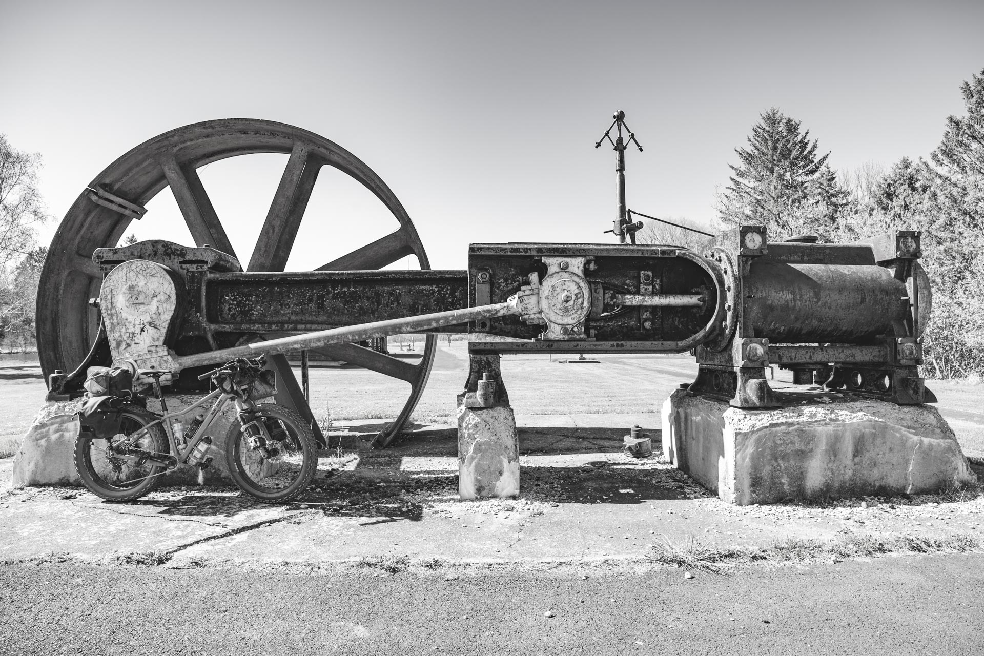 Panorama Chic Chocs 3 in front of the 1912 Allis-Chalmers steam engine in B&W